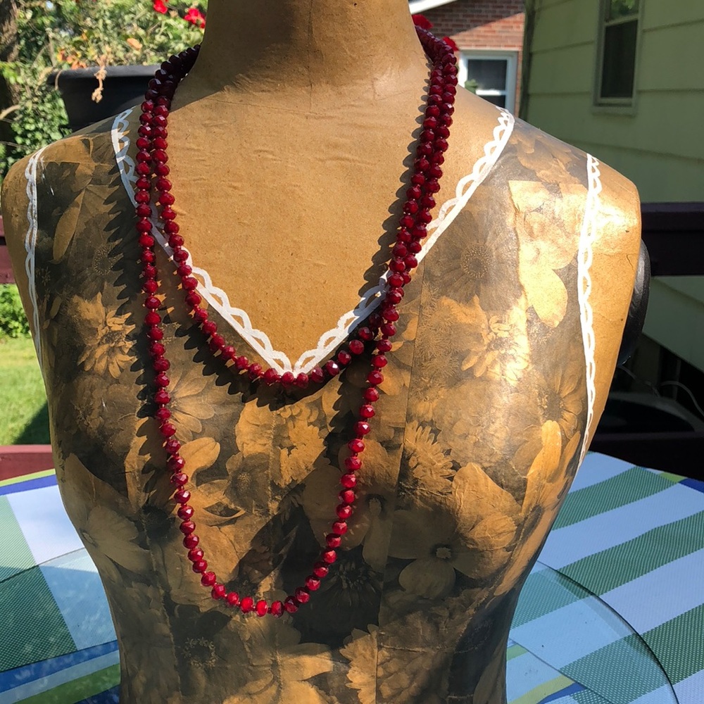 Versatile red beaded necklace